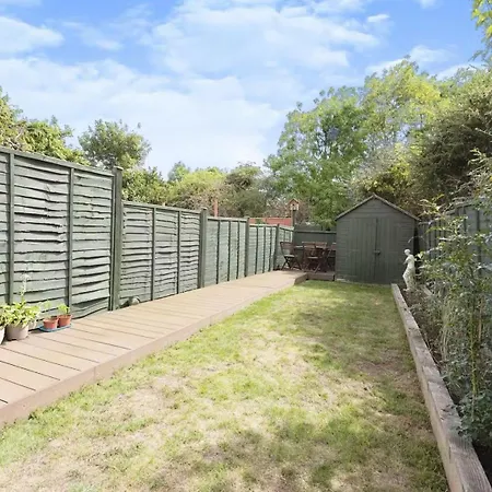 London Suburbia, A Stylish 2Bed With Garden & Parking Villa